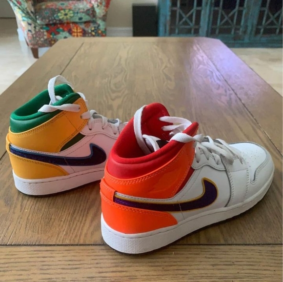 Air jordan 1 mids. Size youth 4 - Picture 5 of 5